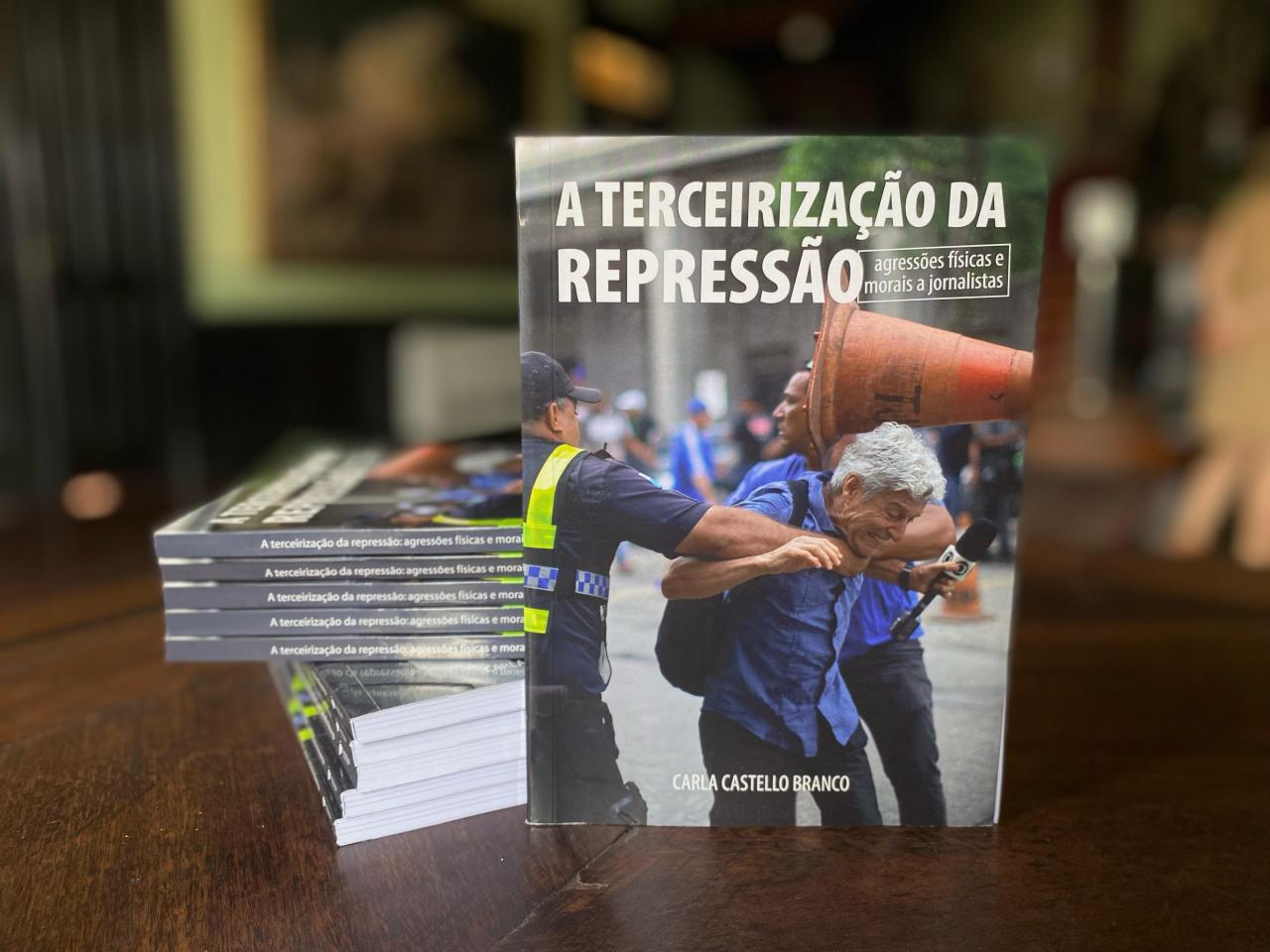 Jornalista Caco Barcellos é capa do livro “A Terceirização da Repressão: agressões físicas e morais a jornalistas”